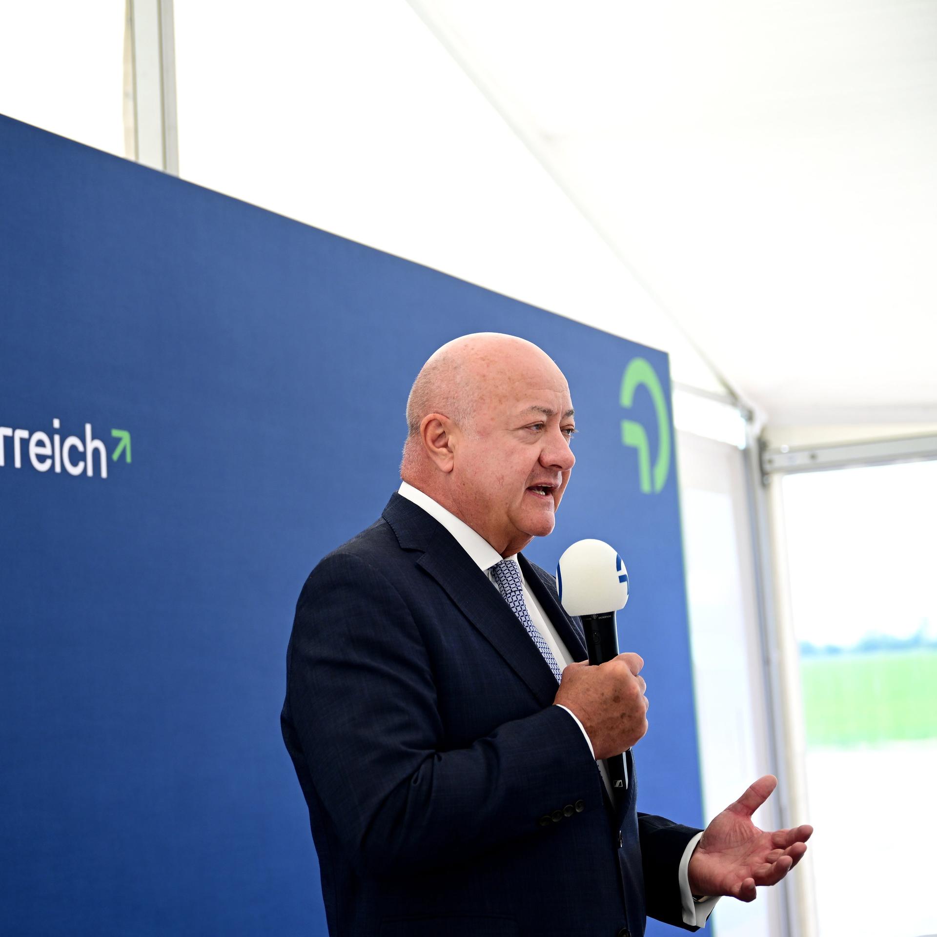 Der österreichische Bundeskanzler Christian Stocker (ÖVP) spricht im Rahmen des "Gasproduktionsstart Wittau" der OMV in Glinzendorf.
