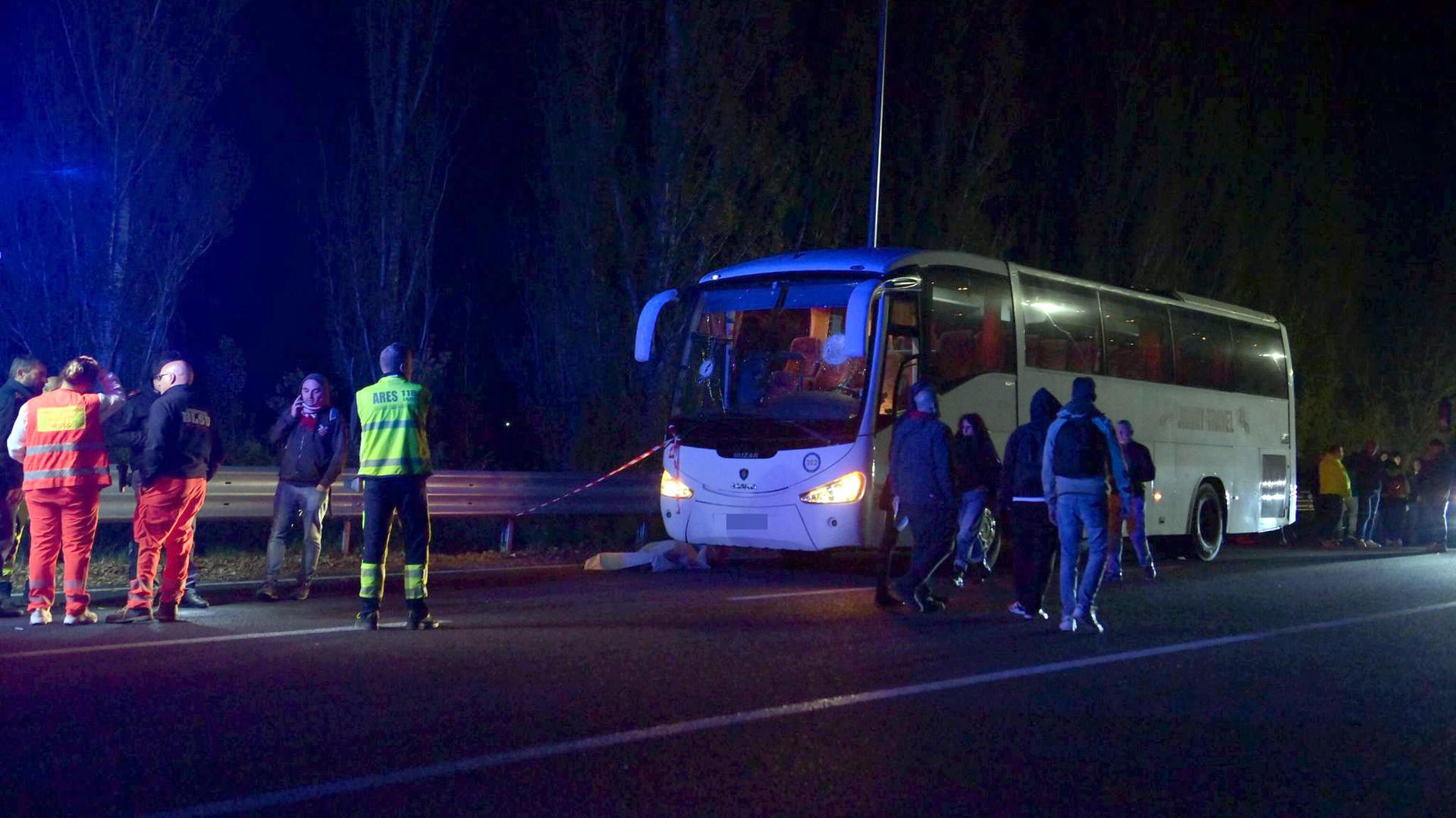 Ein Bus steht mit zerbrochener Windschutzscheibe im Dunkeln am Straßenrand, daneben stehen Polizisten. Ein Bus steht mit zerbrochener Windschutzscheibe im Dunkeln am Straßenrand, daneben stehen Polizisten.