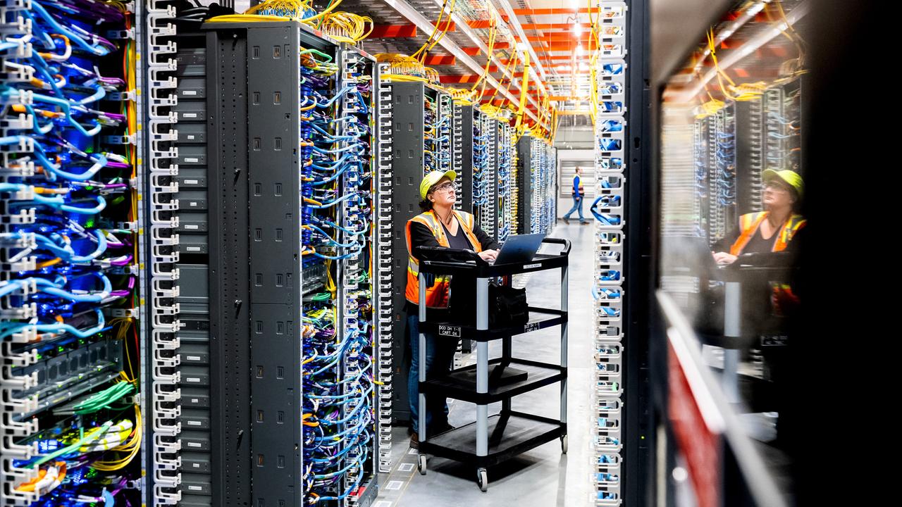Ein Technikerin in einem KI-Rechenzentrum von Amazon Web Services in New Carlisle, Indiana. 