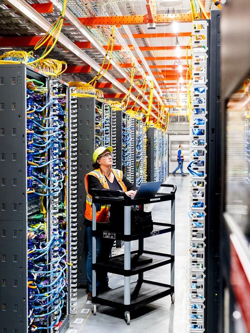 Ein Technikerin in einem KI-Rechenzentrum von Amazon Web Services in New Carlisle, Indiana. 