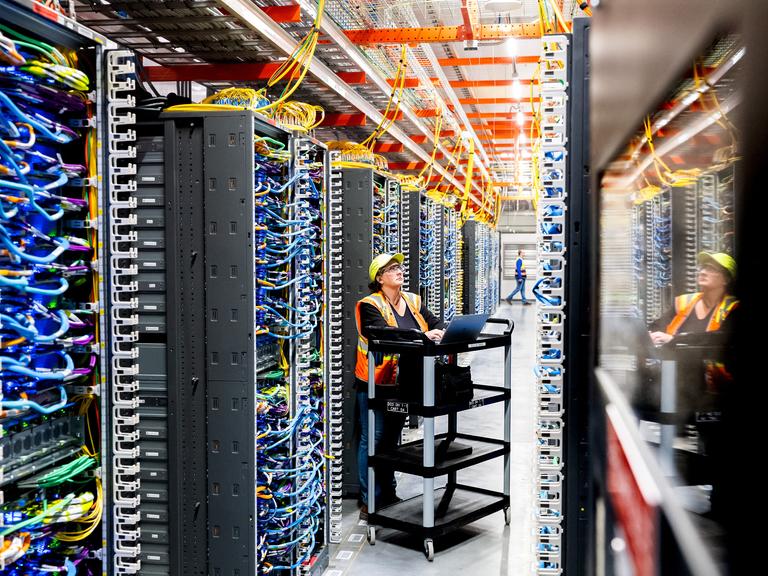 Ein Technikerin in einem KI-Rechenzentrum von Amazon Web Services in New Carlisle, Indiana. 