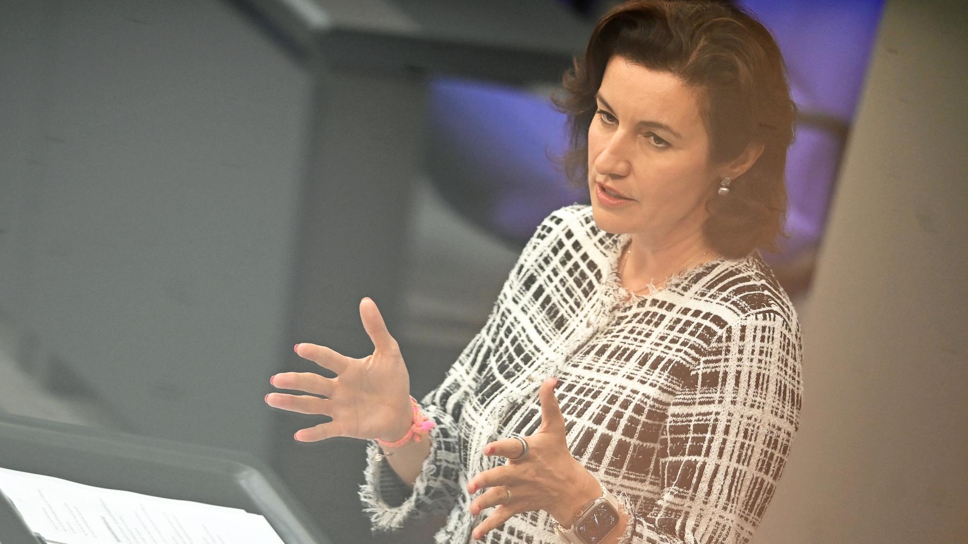 Forschungs- und Raumfahrtministerin Bär bei Haushaltsberatungen im Bundestag