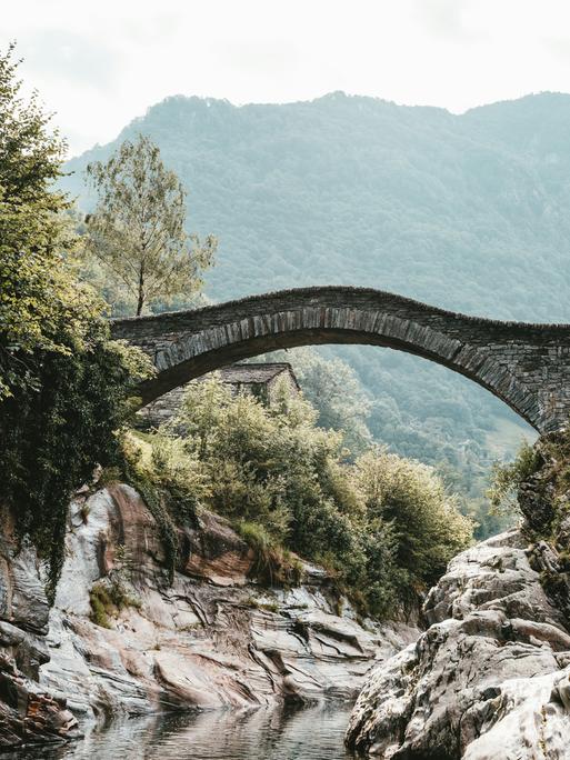 malerischer Anblick einer Schweizer Berglandschaft mit alter Brücke