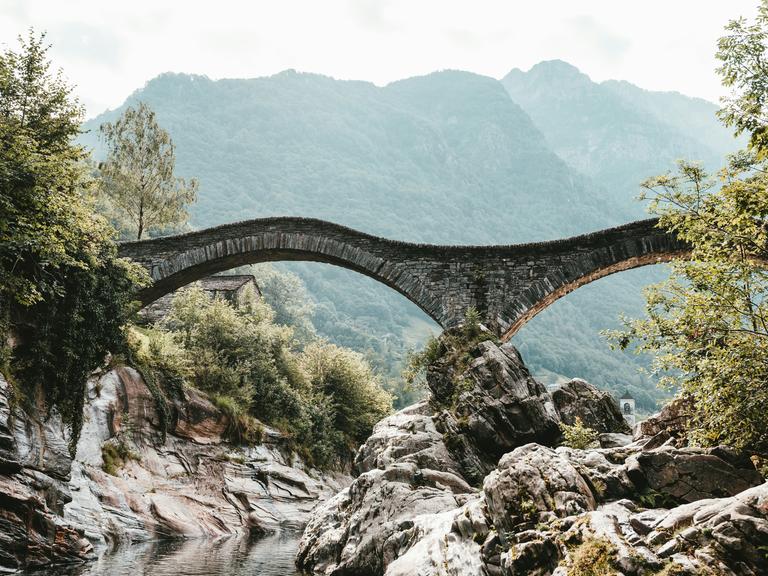 malerischer Anblick einer Schweizer Berglandschaft mit alter Brücke