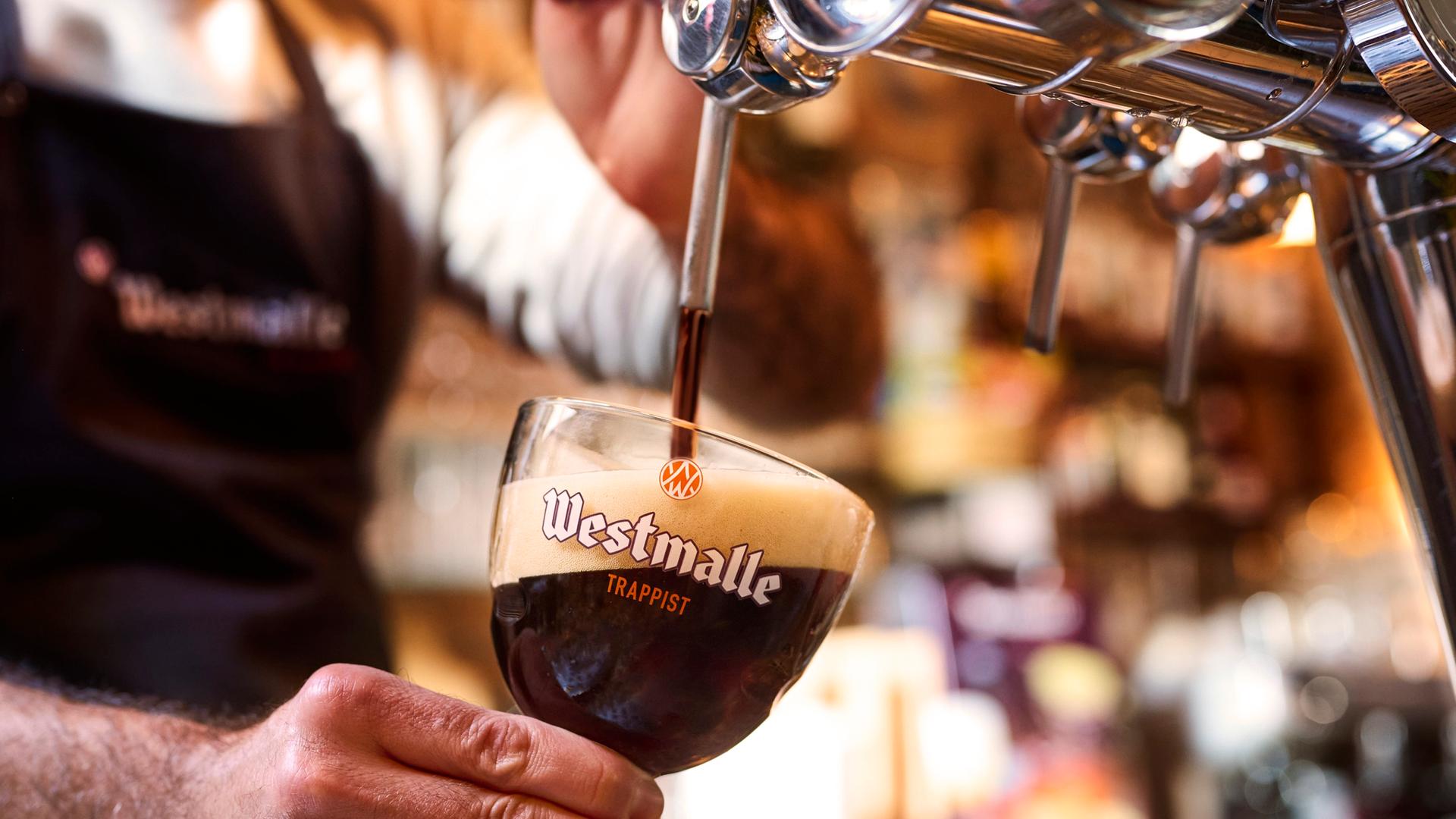 Ein Bier der belgischen Marke "Westmalle" wird am Zapfhahn eingeschenkt Ein Bier der belgischen Marke "Westmalle" wird am Zapfhahn eingeschenkt
