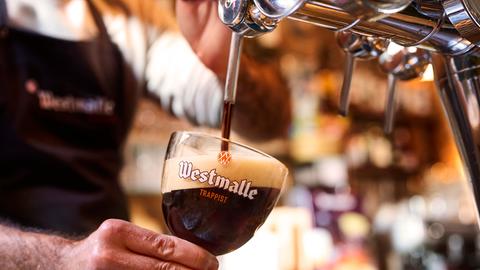 Ein Bier der belgischen Marke "Westmalle" wird am Zapfhahn eingeschenkt