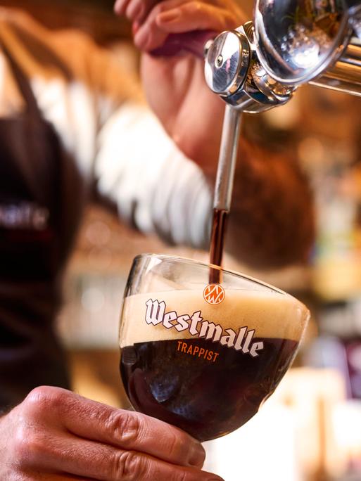 Ein Bier der belgischen Marke "Westmalle" wird am Zapfhahn eingeschenkt