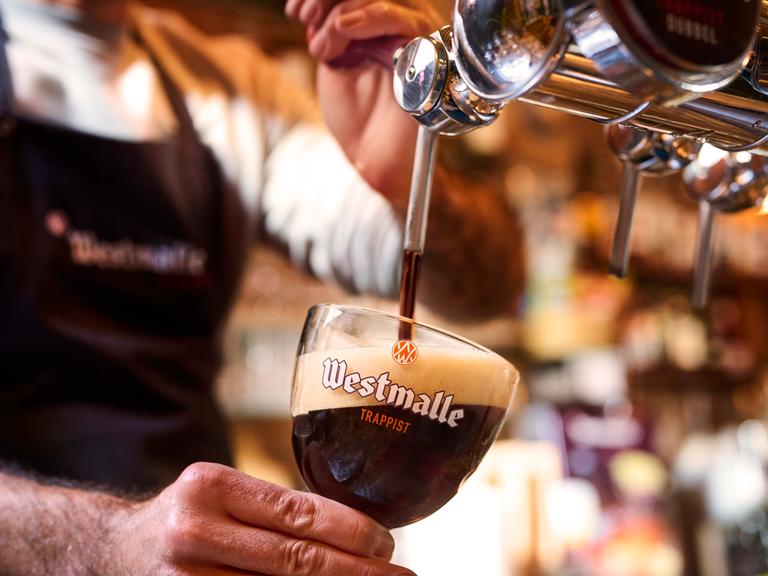 Ein Bier der belgischen Marke "Westmalle" wird am Zapfhahn eingeschenkt