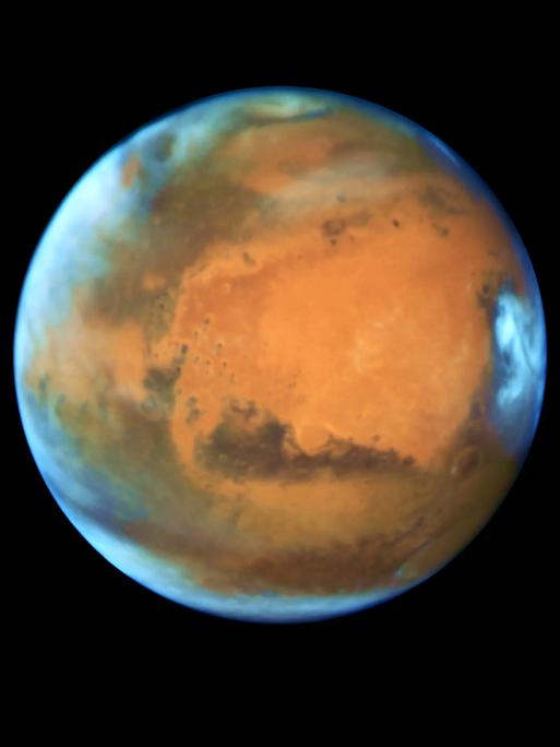 Der Planet Mars in Großaufnahme im dunklen Weltalll