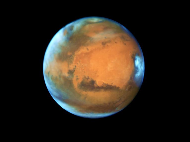 Der Planet Mars in Großaufnahme im dunklen Weltalll