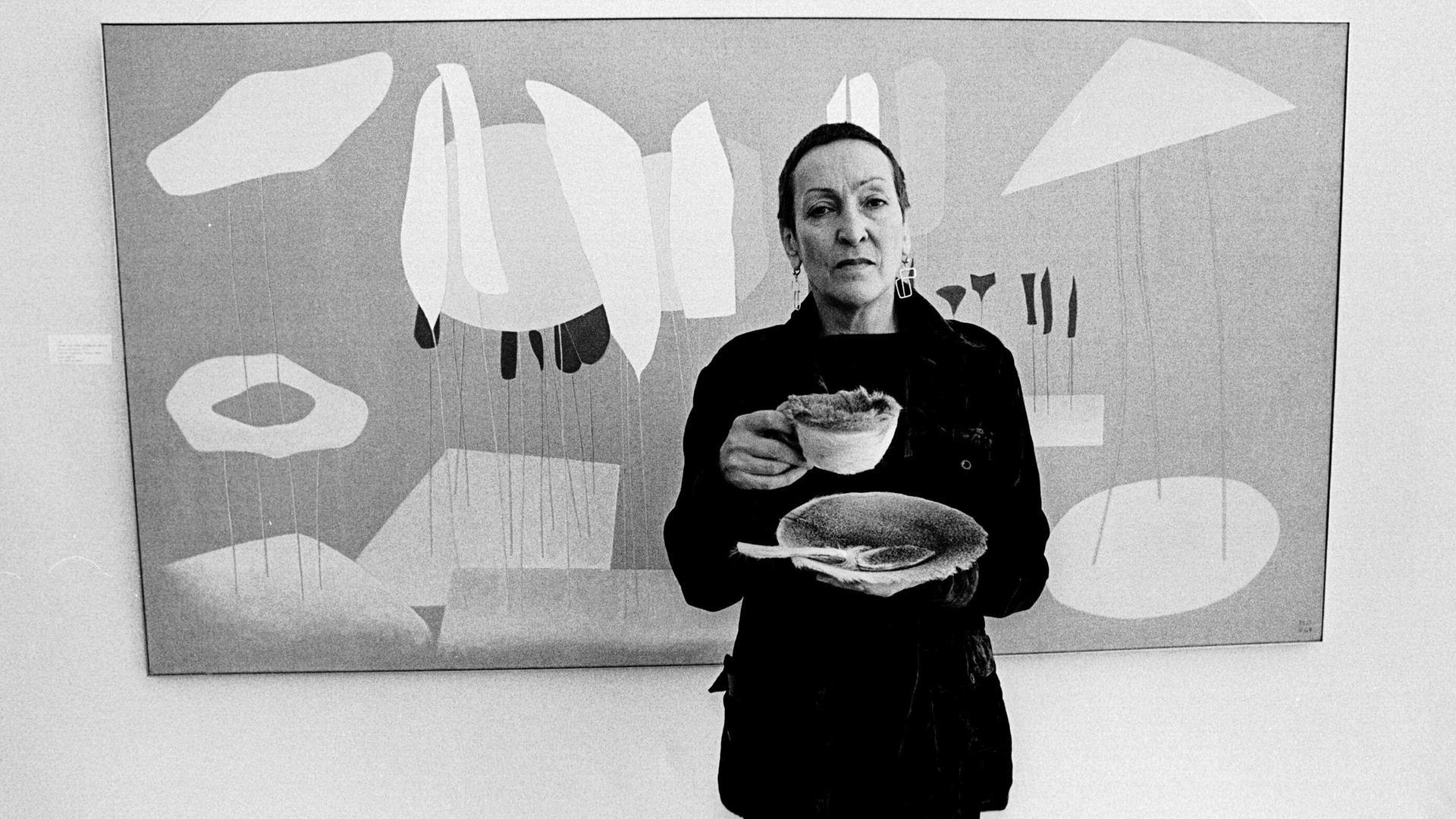 Meret Oppenheim hält in diesem Schwarz-weiß-Foto eine mit Pelz ausgekleidete Tasse bei der Eröffnung ihrer Ausstellung im Duisburger Wilhelm-Lehmbruck-Museum am 21.März 1975 Meret Oppenheim hält in diesem Schwarz-weiß-Foto eine mit Pelz ausgekleidete Tasse bei der Eröffnung ihrer Ausstellung im Duisburger Wilhelm-Lehmbruck-Museum am 21.März 1975