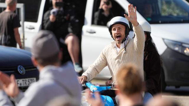 AfD-Spitzenkandidat Ulrich Siegmund fährt auf einer Mofa zur Stimmabgabe in Tangermünde.