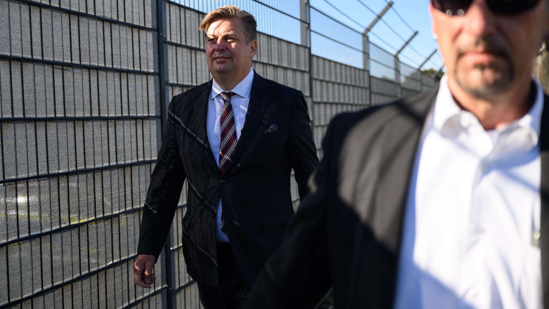 Dresden: Maximilian Krah (l), Bundestagsabgeordneter der AfD, kommt als Zeuge vor Verhandlungbeginn im Prozess um mutmaßliche Spionage für China am Gerichtsgebäude an. Dresden: Maximilian Krah (l), Bundestagsabgeordneter der AfD, kommt als Zeuge vor Verhandlungbeginn im Prozess um mutmaßliche Spionage für China am Gerichtsgebäude an.