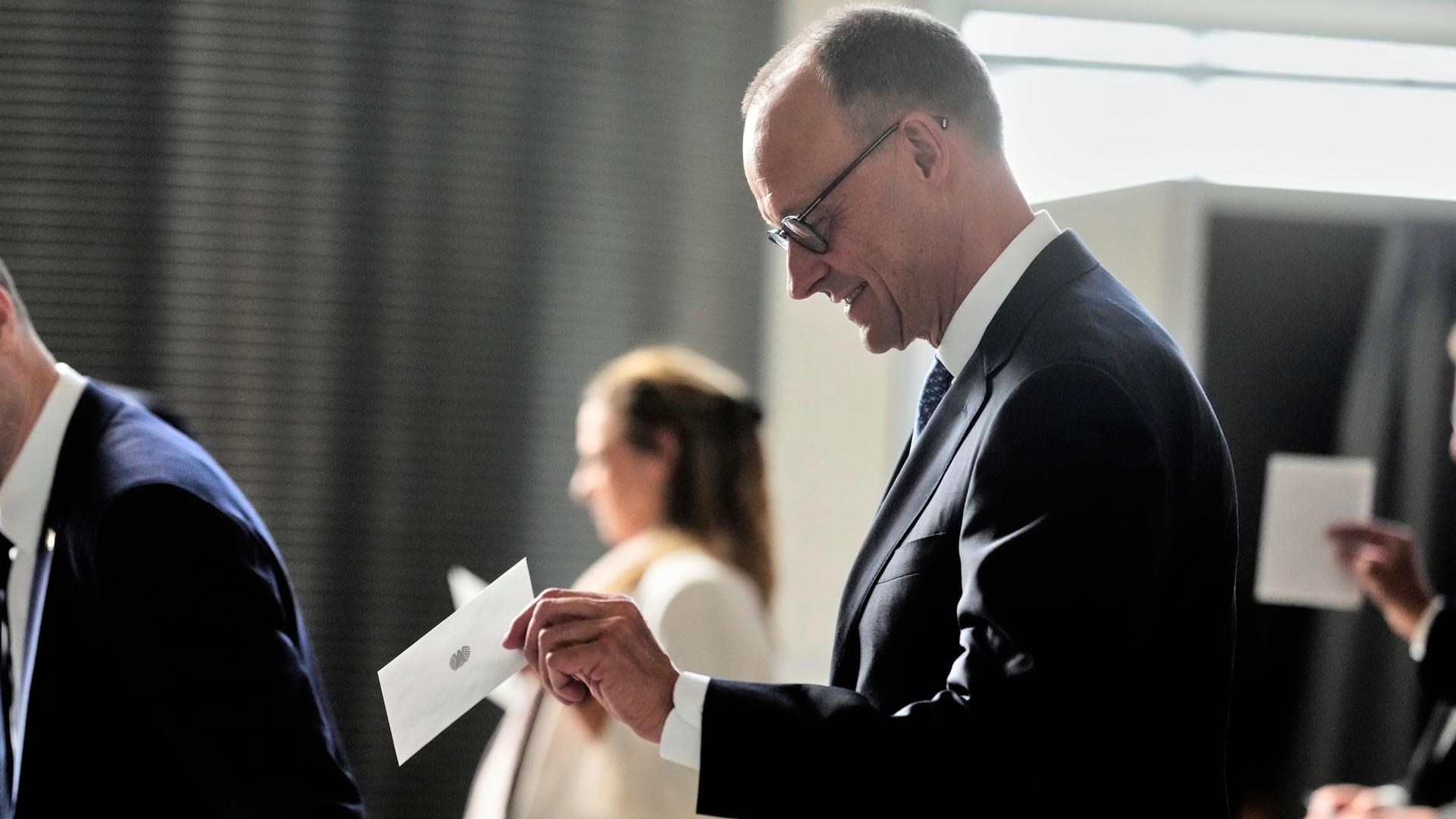 CDU-Chef Friedrich Merz wirft im 2. Wahl-Gang seinen Wahlschein in die Urne CDU-Chef Friedrich Merz wirft im 2. Wahl-Gang seinen Wahlschein in die Urne