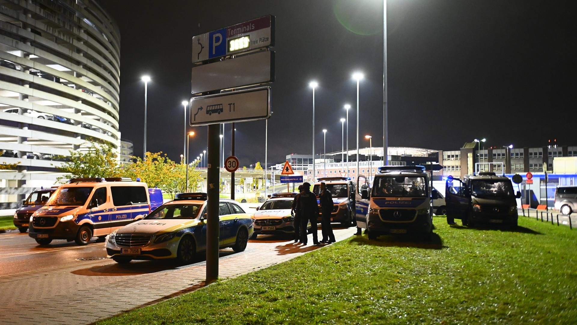 Polizisten sind am Flughafen im Einsatz.