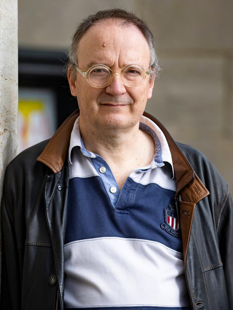 Thomas Brussig posiert in Polohemd und Nappalederjacke im Freien für ein Porträt.