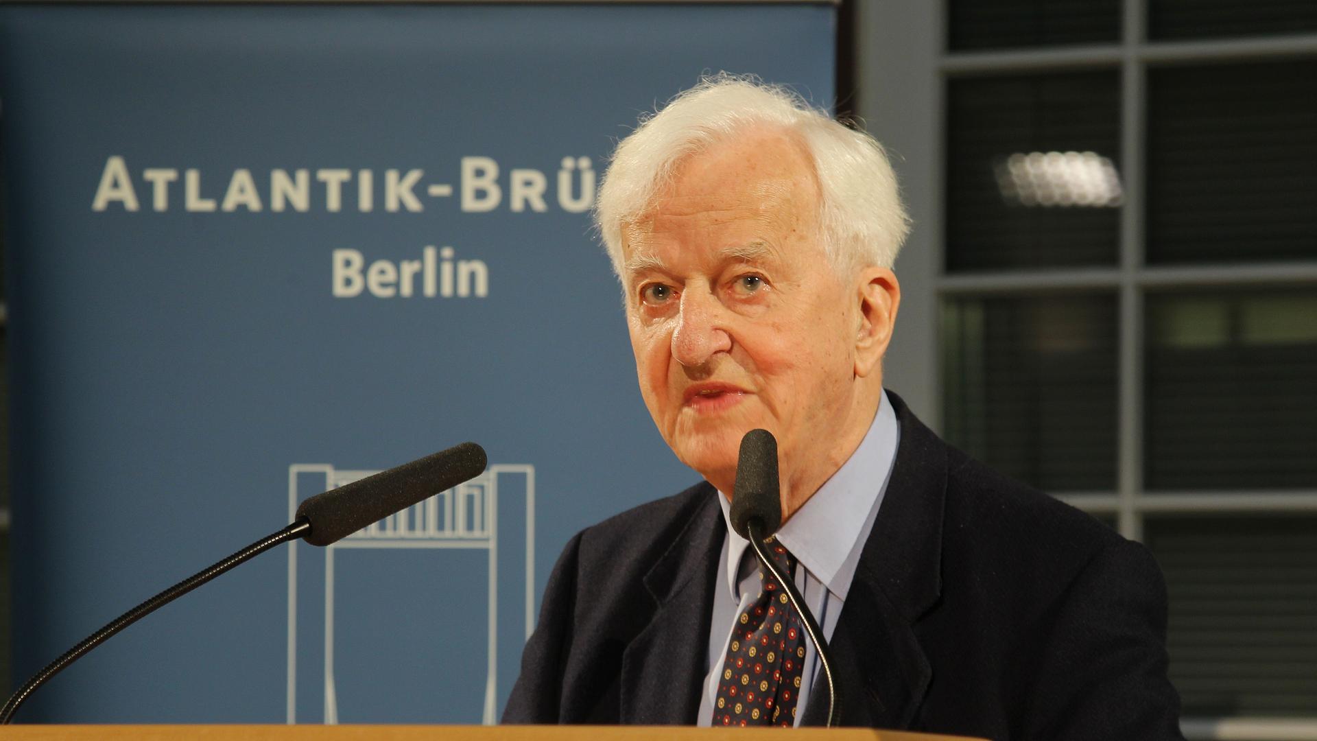 Richard von Weizäcker bei einem Empfang, er spricht in ein Mikrophon Richard von Weizäcker bei einem Empfang, er spricht in ein Mikrophon
