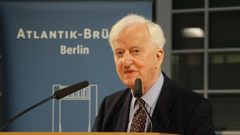 Richard von Weizäcker bei einem Empfang, er spricht in ein Mikrophon