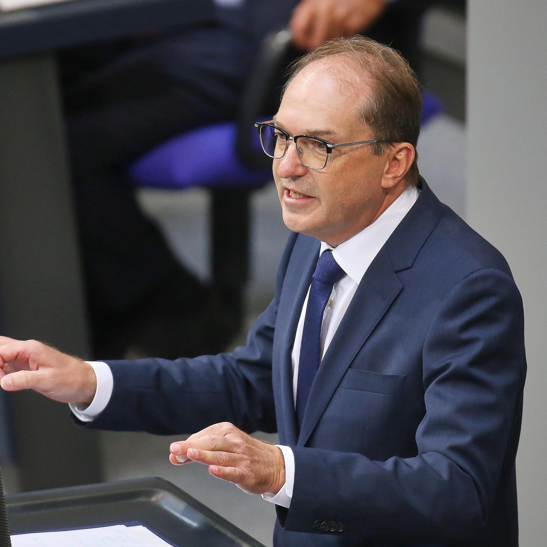 Innenminister Dobrindt spricht im Bundestag.