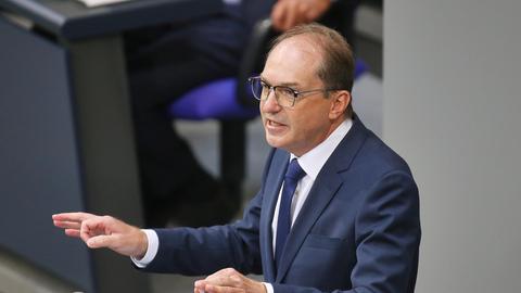 Innenminister Dobrindt spricht im Bundestag.