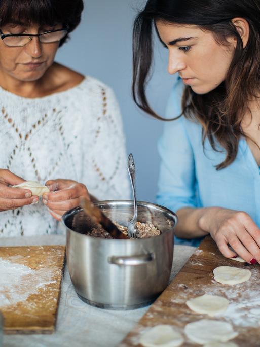 Mutter und Tochter backen