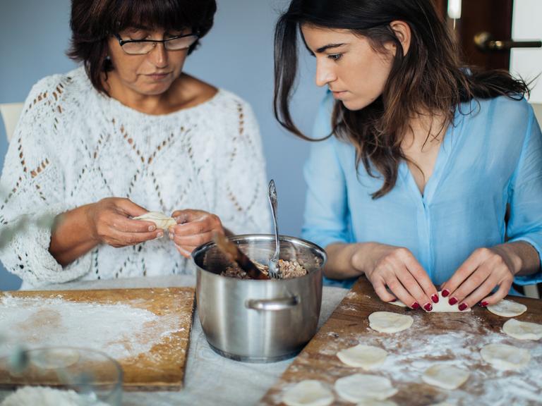 Mutter und Tochter backen