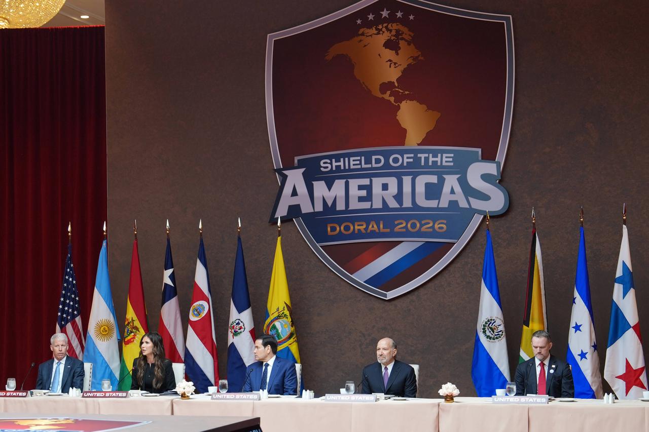 US Secretary of Homeland Security Kristi Noem, US Secretary of Energy Chris Wright und US Secretary of State Marco Rubio sitzen bei einem Treffen während des Shield of the Americas Gipfel im März 2026 an einem langen Tisch