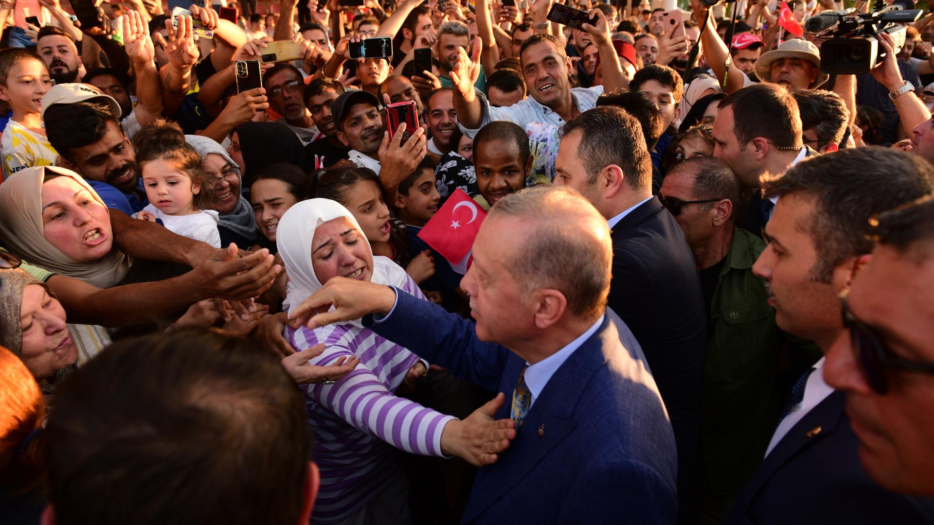 Der türkische Präsident Erdogan begrüßt seine Anhänger nach der Teilnahme an einer Militärparade im türkisch besetzten Teil der geteilten zyprischen Hauptstadt Nikosia.
