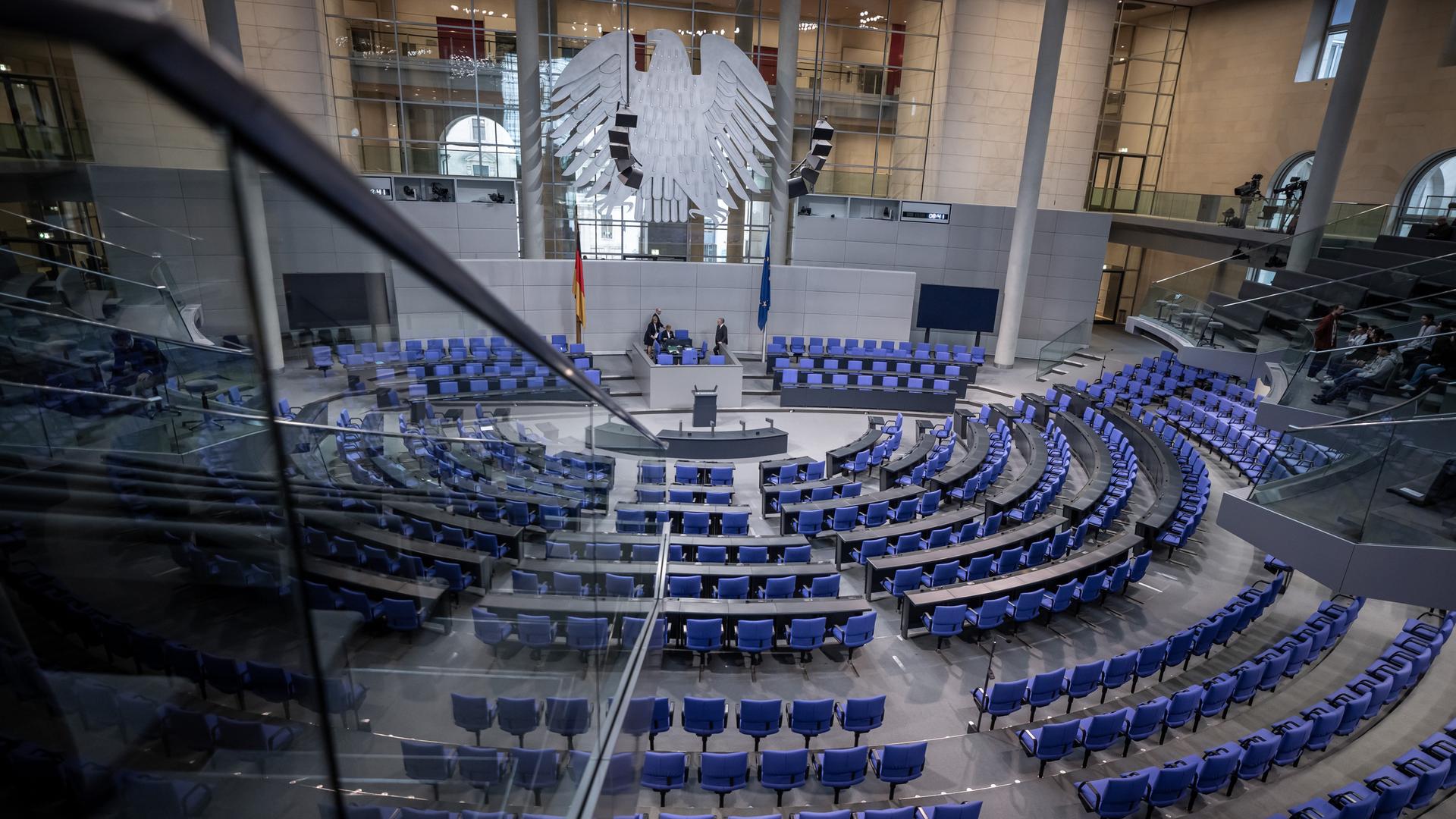 Blick in den leeren Plenarsaal im Deutschen Bundestag.