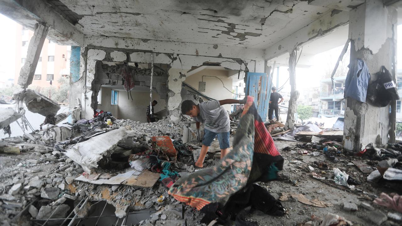 Ein Mann steht in den Trümmern einer von der UNO betriebenen Schule, die nach einem Angriff komplett zerstört wurde
