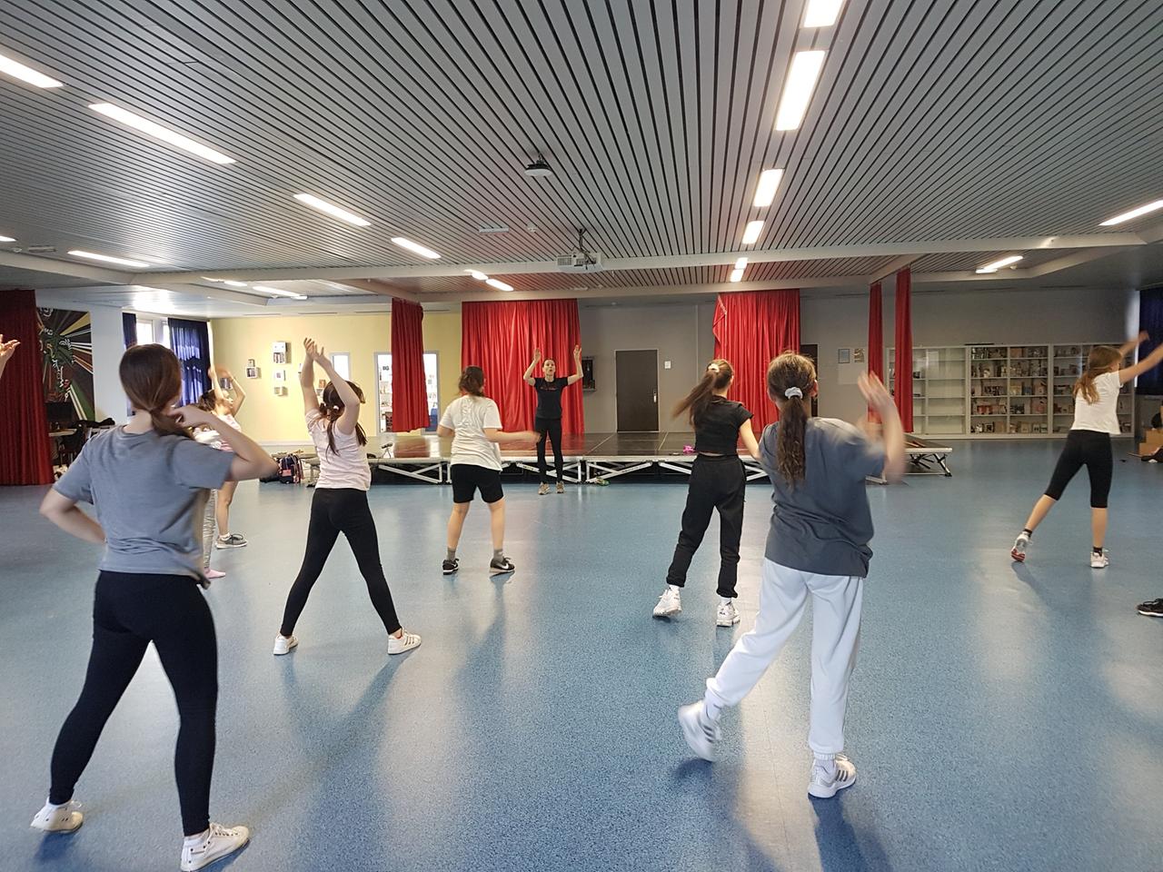 Tanzen ist Lebensfreude: Sportpädagogin Petra Ried und ihre Schülerinnen. 