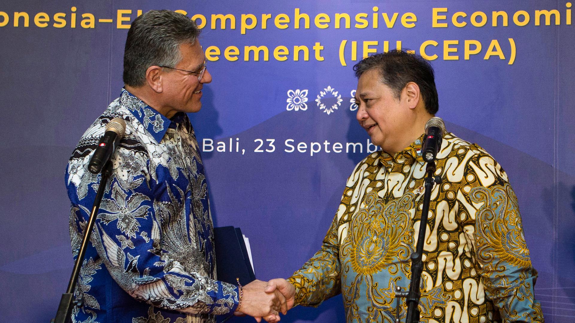 EU-Kommissar Maros Sefcovic und Indonesiens Wirtschaftsminister Airlangga Hartarto schütteln sich auf Bali die Hände.