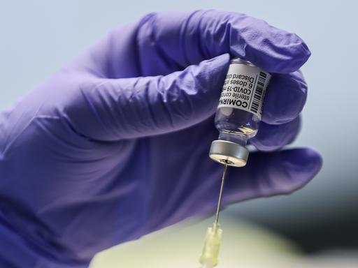 Der Impfstoff von Biontech/Pfizer wird aufgezogen