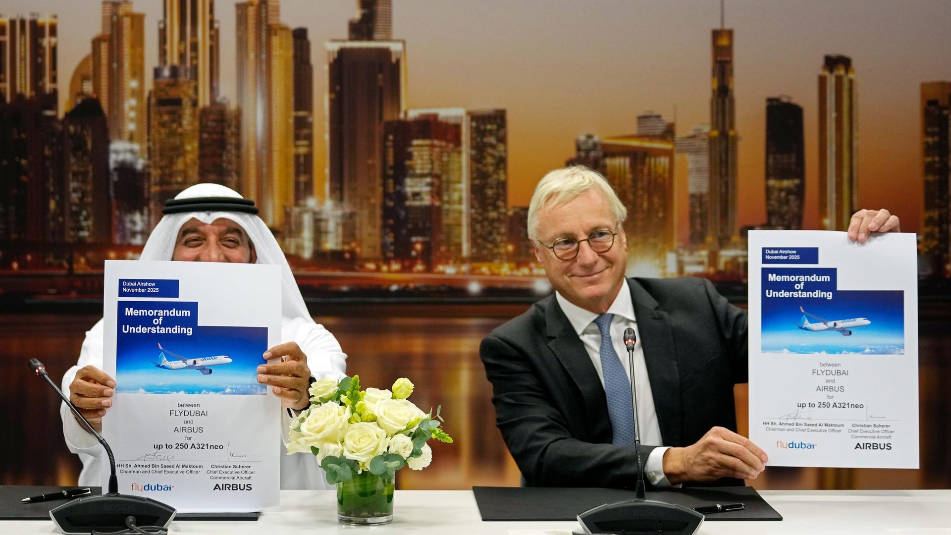 Scheich Ahmed bin Saeed Al Maktoum (l) und Christian Scherer zeigen die unterzeichnete Absichtserklärung auf einer Pressekonferenz zur Bekanntgabe eines Auftrags über 150 Airbus A321neo auf der Luftfahrtmesse Dubai Air Show. Scheich Ahmed bin Saeed Al Maktoum (l) und Christian Scherer zeigen die unterzeichnete Absichtserklärung auf einer Pressekonferenz zur Bekanntgabe eines Auftrags über 150 Airbus A321neo auf der Luftfahrtmesse Dubai Air Show.