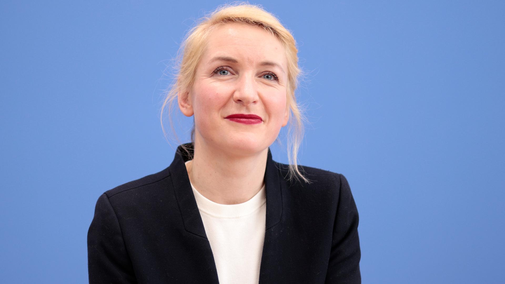 Berlin: Ines Schwerdtner (Die Linke), Parteivorsitzende, aufgenommen im Haus der Bundespressekonferenz auf einer Pressekonferenz. 