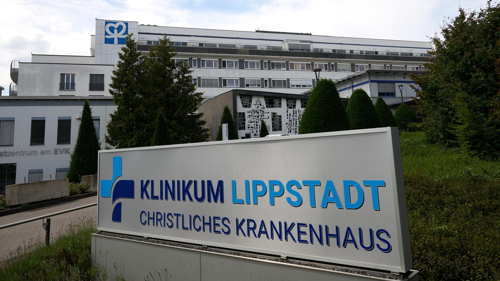 Blick auf das Klinikum Lippstadt: Im Hintergrund ist das Gebäude zu sehen, im Vordergrund steht ein Schild mit der Aufschrift "Klinikum Lippstadt - Christliches Krankenhaus" Blick auf das Klinikum Lippstadt: Im Hintergrund ist das Gebäude zu sehen, im Vordergrund steht ein Schild mit der Aufschrift "Klinikum Lippstadt - Christliches Krankenhaus"