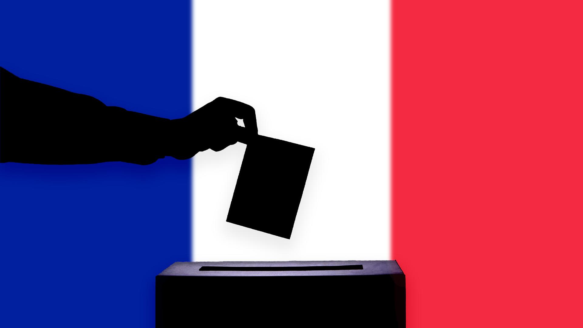 Vor der französischen Flagge wirft eine Hand einen Stimmzettel in eine Wahlurne. Hand, Stimmzettel und Wahlurne sind nur als Schatten zu sehen.