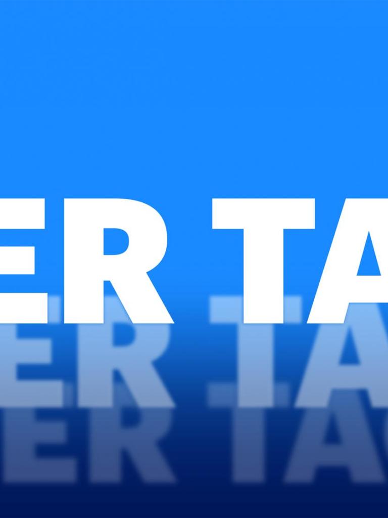 Das Podcastlogo von "Deutschlandfunk - Der Tag" zeigt den Schriftzug "Der Tag" in großen weißen Lettern vor blauem Hintergrund. Der Schriftzug wiederholt sich zwei Mal, immer kleiner im Hintergrund.