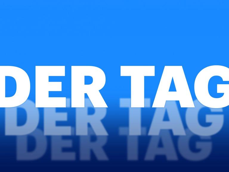 Das Podcastlogo von "Deutschlandfunk - Der Tag" zeigt den Schriftzug "Der Tag" in großen weißen Lettern vor blauem Hintergrund. Der Schriftzug wiederholt sich zwei Mal, immer kleiner im Hintergrund.