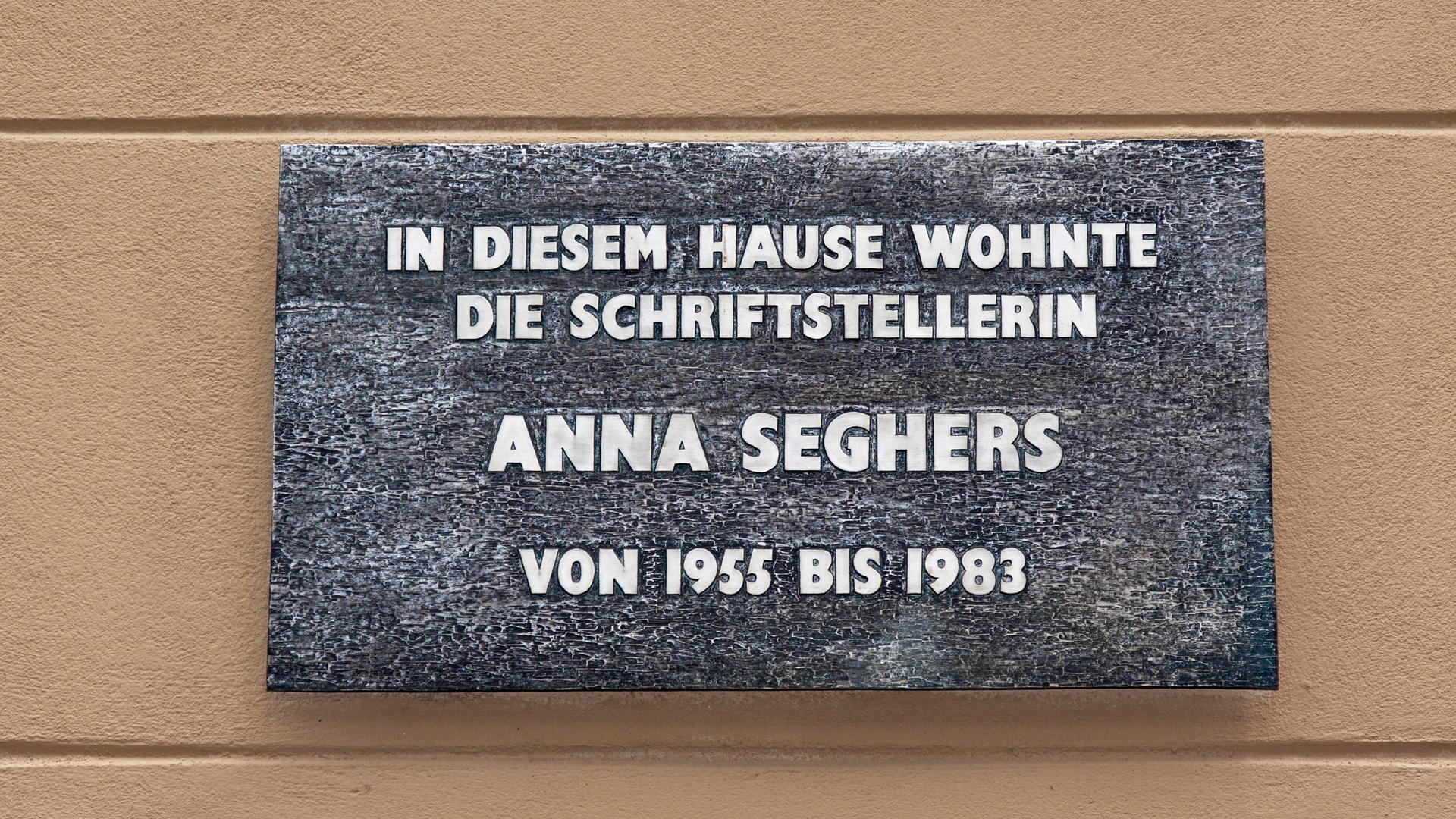 Gedenktafel mit der Aufschrift "In diesem Hause wohnte die Schriftstellerin Anna Seghers von 1955 bis 1983". Gedenktafel mit der Aufschrift "In diesem Hause wohnte die Schriftstellerin Anna Seghers von 1955 bis 1983".