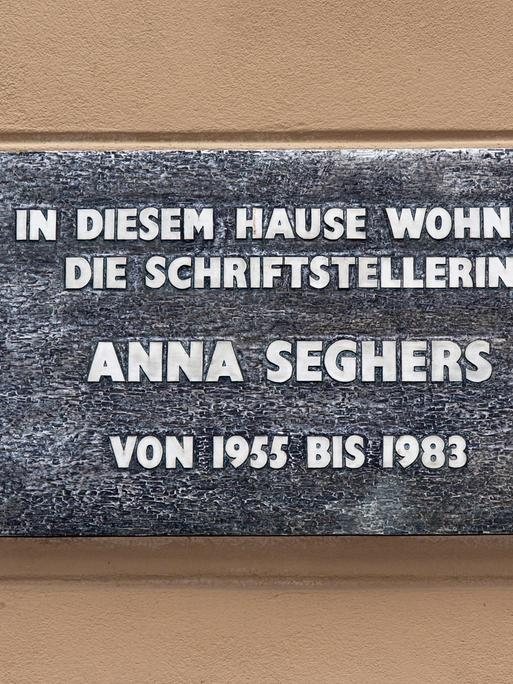 Gedenktafel mit der Aufschrift "In diesem Hause wohnte die Schriftstellerin Anna Seghers von 1955 bis 1983".