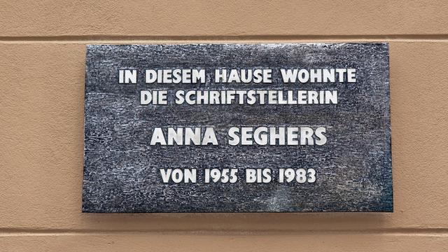 Gedenktafel mit der Aufschrift "In diesem Hause wohnte die Schriftstellerin Anna Seghers von 1955 bis 1983".