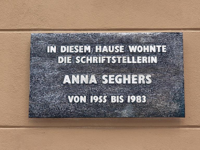 Gedenktafel mit der Aufschrift "In diesem Hause wohnte die Schriftstellerin Anna Seghers von 1955 bis 1983".