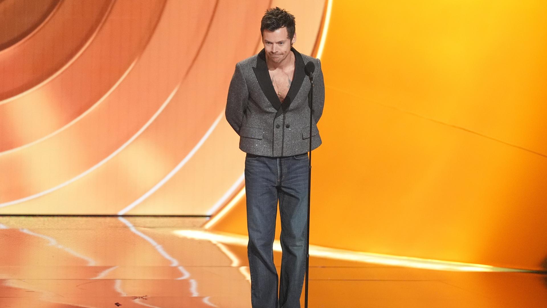 Harry Styles steht bei der Verleihung des 68. Grammy Awards auf der Bühne.