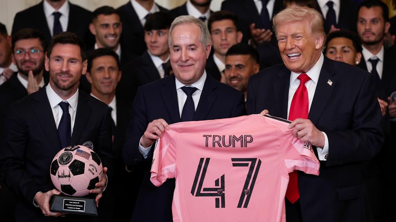 US-Präsident Donald Trump posiert mit einem Trikot und dem CEO des Fussballvereins von Inter Miami, während einer Feier zu Ehren des MLS-Cup-Siegers 2025 im East Room des Weißen Hauses am 5. März 2026 in Washington