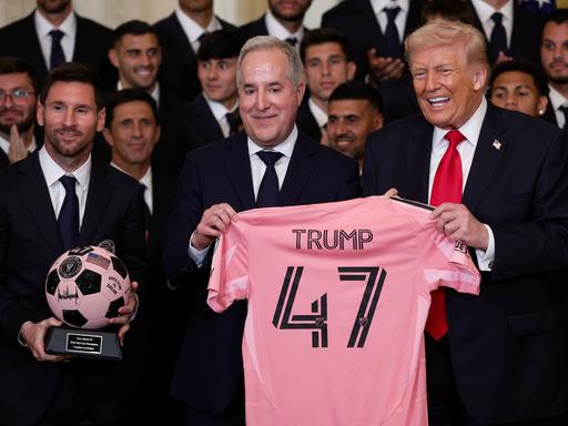 US-Präsident Donald Trump posiert mit einem Trikot und dem CEO des Fussballvereins von Inter Miami, während einer Feier zu Ehren des MLS-Cup-Siegers 2025 im East Room des Weißen Hauses am 5. März 2026 in Washington US-Präsident Donald Trump posiert mit einem Trikot und dem CEO des Fussballvereins von Inter Miami, während einer Feier zu Ehren des MLS-Cup-Siegers 2025 im East Room des Weißen Hauses am 5. März 2026 in Washington