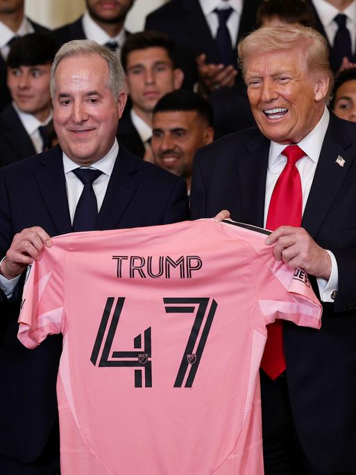 US-Präsident Donald Trump posiert mit einem Trikot und dem CEO des Fussballvereins von Inter Miami, während einer Feier zu Ehren des MLS-Cup-Siegers 2025 im East Room des Weißen Hauses am 5. März 2026 in Washington US-Präsident Donald Trump posiert mit einem Trikot und dem CEO des Fussballvereins von Inter Miami, während einer Feier zu Ehren des MLS-Cup-Siegers 2025 im East Room des Weißen Hauses am 5. März 2026 in Washington