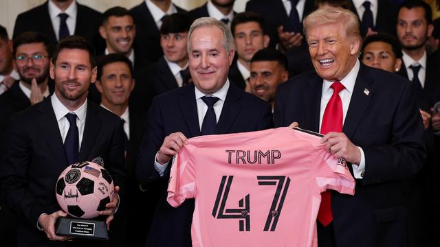US-Präsident Donald Trump posiert mit einem Trikot und dem CEO des Fussballvereins von Inter Miami, während einer Feier zu Ehren des MLS-Cup-Siegers 2025 im East Room des Weißen Hauses am 5. März 2026 in Washington US-Präsident Donald Trump posiert mit einem Trikot und dem CEO des Fussballvereins von Inter Miami, während einer Feier zu Ehren des MLS-Cup-Siegers 2025 im East Room des Weißen Hauses am 5. März 2026 in Washington