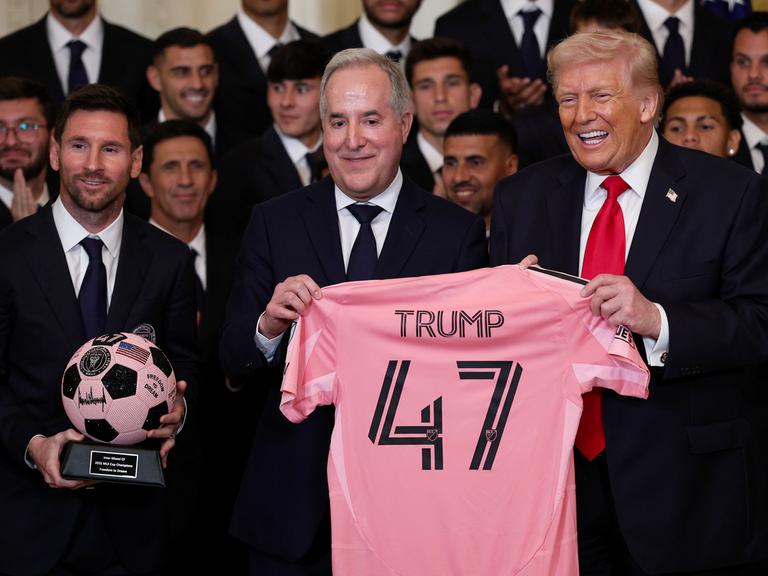 US-Präsident Donald Trump posiert mit einem Trikot und dem CEO des Fussballvereins von Inter Miami, während einer Feier zu Ehren des MLS-Cup-Siegers 2025 im East Room des Weißen Hauses am 5. März 2026 in Washington US-Präsident Donald Trump posiert mit einem Trikot und dem CEO des Fussballvereins von Inter Miami, während einer Feier zu Ehren des MLS-Cup-Siegers 2025 im East Room des Weißen Hauses am 5. März 2026 in Washington