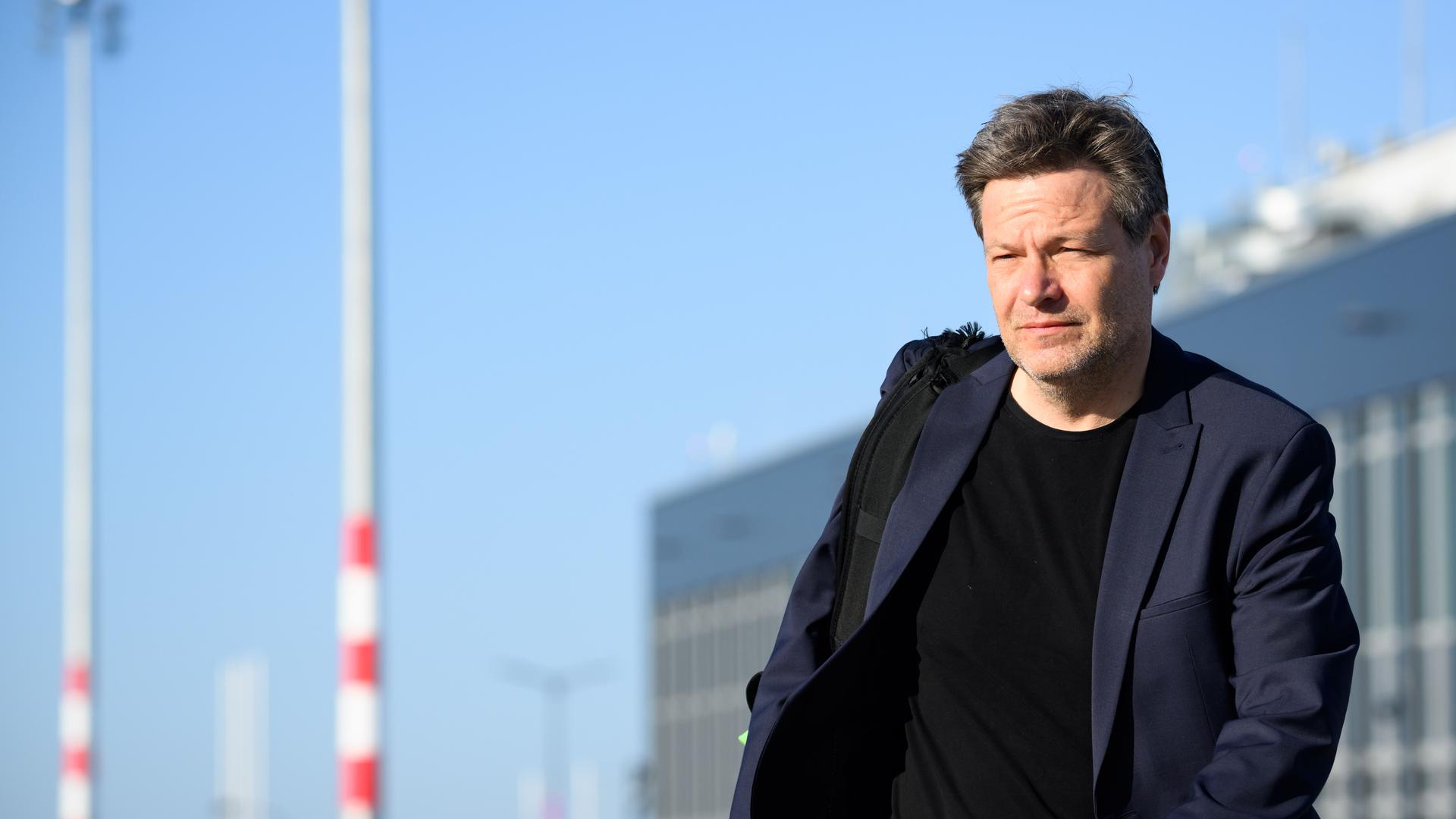 Bundeswirtschaftsminister Robert Habeck (Bündnis 90/Die Grünen), Bundesminister für Wirtschaft und Klimaschutz, steigt auf dem militärischen Teil des Flughafen Berlin Brandenburg in ein Flugzeug der Flugbereitschaft der Bundeswehr.